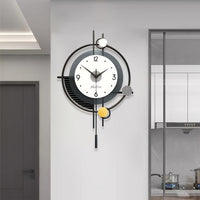 AURA - Smukły zegar do salonu z prostym akcentem designu
