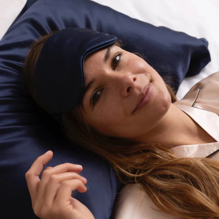 SERENOVA – Seidene Schlafmaske für entspannte Nächte und erfrischende Morgen