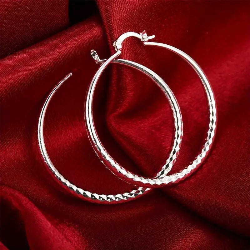 SPARKLUXE – Hoop Earrings for Timeless Shine and Sophistication